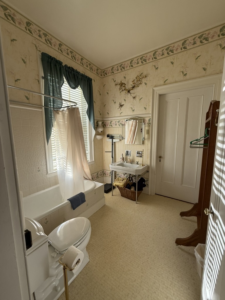 Hammond Room bathroom